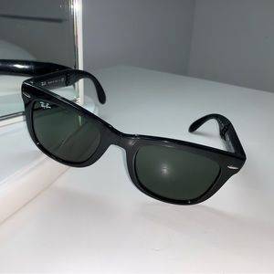 ❣️SOLD Ray Ban 4105 601 Black Folding Wayfarer Sunglasses 50mm Glossy